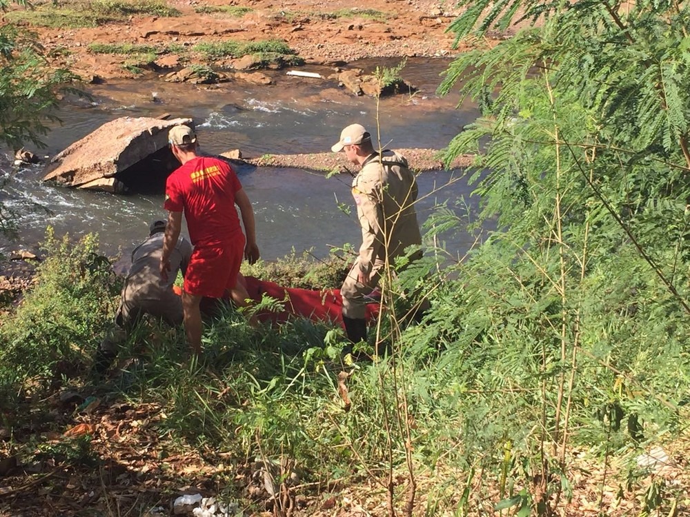 Retomada buscas a Kauan no rio Anhanduí em Campo Grande Bombeiros utilizam bote também nas buscas por Kauan no rio Anhanduí (Foto: Graziela Rezende)