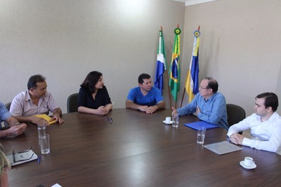 Prefeita Délia recebe projeto de novos investimentos no shopping de Dourados Prefeita Délia conhece propostas de novos investimentos no shopping e melhorias que deverão ser executadas naquela região – Assecom