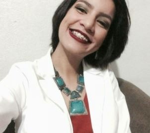 Evellyn de Oliveira feliz com o primeiro emprego já registrado na Carteira. Foto: Arquivo Pessoal