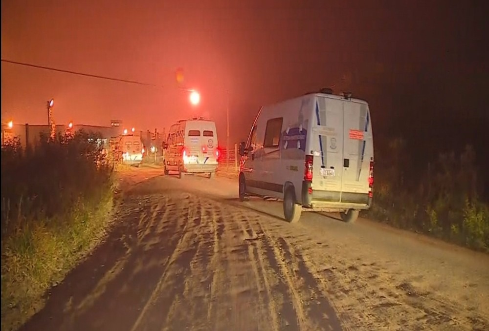 Movimentação de carros da Susepe e da Brigada Militar começou ainda na madrugada em Charqueadas (Foto: Reprodução)