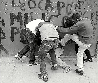 Durante assalto, homem é agredido, desmaia e é abandonado em estrada vicinal Durante assalto, homem é agredido, desmaia e é abandonado em estrada vicinal