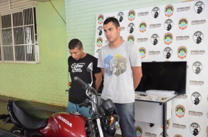 Bruno (preto) e Hugo foram presos pelo crime de receptação (Foto: Vanessa Tamires)
