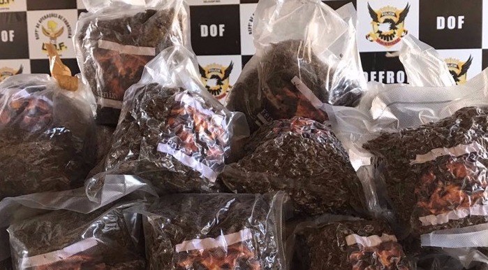 Carro é encontrado com maconha e skunk Carro é encontrado com maconha e skunk