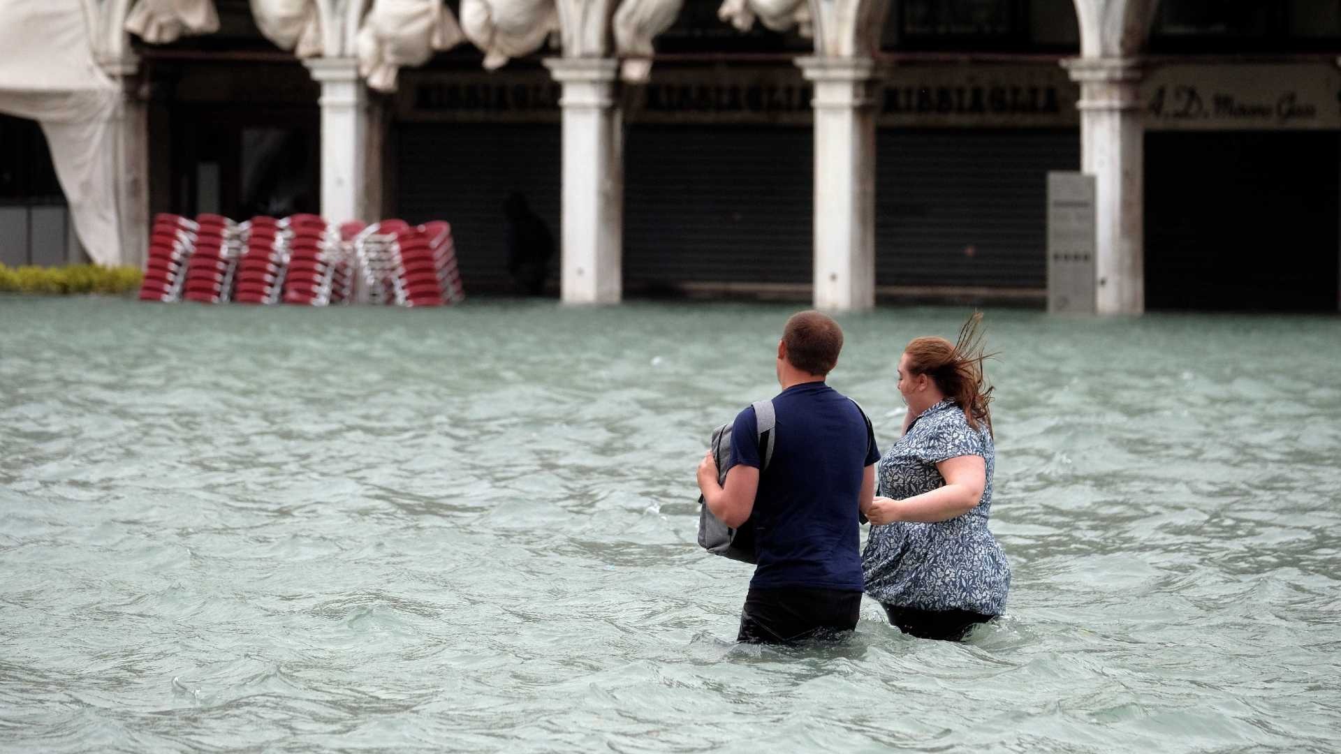 Centro de Veneza volta a ser inundado por 'água alta'