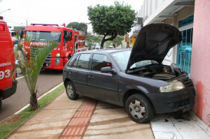 Mulher se distrai ao volante e carro colide em escritório de contabilidade Motorista descia na banguela ao ver sinal aberto ( Foto - Marcos Ermínio)
