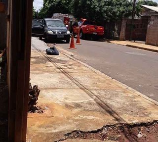 Homem ateia fogo em carro durante briga no Aero Rancho