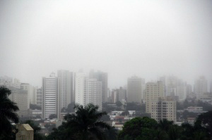 Frente fria ganha força em MS e sensação térmica chega a 2ºC no sul Nevoeiro encobre regiões mais altas da Capital e temperaturas não passam da casa dos 18ºC. (Foto:Marcos Ermínio)