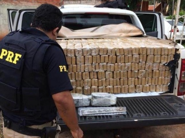 Casal é flagrado em estacionamento de hotel com 1 tonelada de maconha em caminhonete roubada Divulgação/ PRF