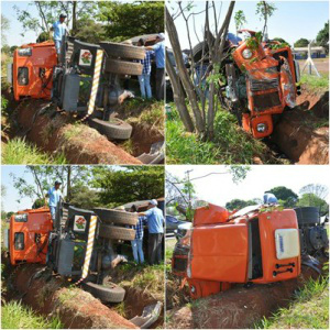 Caminhão tomba a caminho de encontro de carros antigos Caminhão ficou destruído - Foto Impacto News