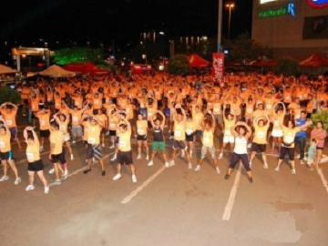 Antes da largada os participantes participaram de um alogamento 