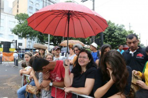 Chuva no Dia da Independência não afasta público do desfile na 14 População resiste a chuva fraca com guarda-chuva. (Foto: Marcelo Victor)