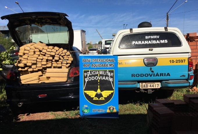 Motorista foge e deixa carro com 273 kg de maconha Divulgação
