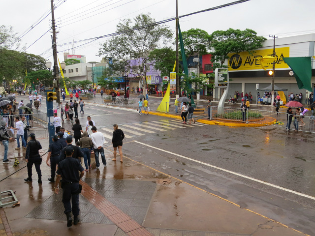 Público compareceu ao centro da cidade, mas foi embora por causa da chuva que acabou cancelando o evento (Foto: Thalyta Andrade)