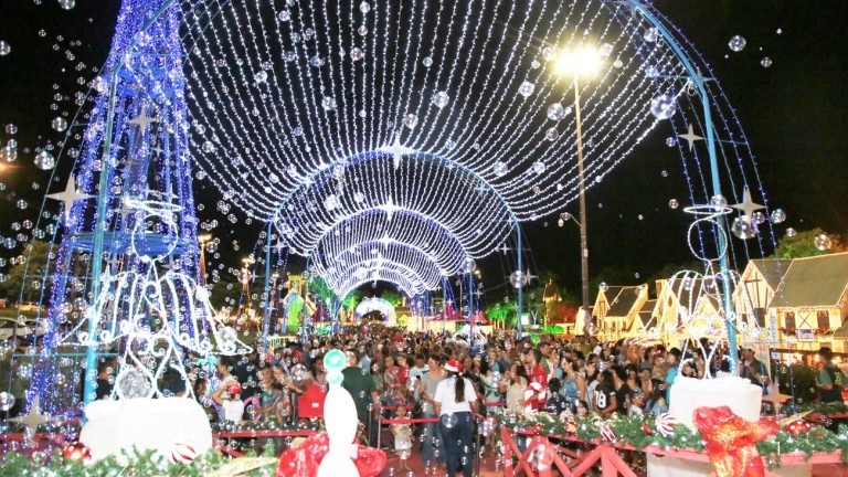 Cidade do Natal abre suas portas com 15 mil pessoas presentes e espetáculos infantis encantam o público Cidade do Natal abre suas portas com 15 mil pessoas presentes e espetáculos infantis encantam o público