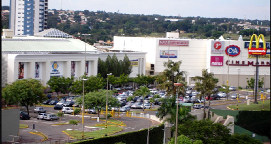 Shopping monta tenda para receber doações de alimentos e itens de higiene Reprodução/Internet