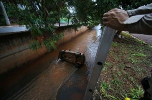 Motorista de Uber perde controle da direção e cai no córrego Segredo Foto: André Bittar