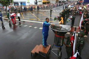 Fogo simbólico na 14 de Julho. (Foto: Marcelo Victor)