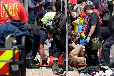 Manifestantes antirracistas são atendidos após carro avançar contra o grupo
REUTERS/Joshua Roberts