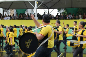 Fanfarra passa por palanque oficial. (Foto: Marcelo Victor)