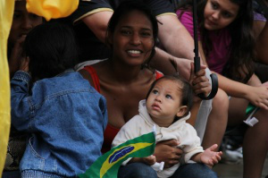 Mãe e bebê sob proteção da chuva. (Foto: Marcos Ermínio)