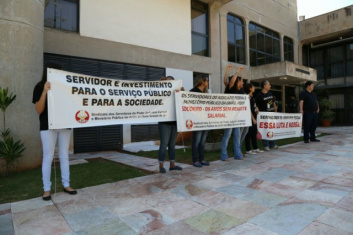 Um dos grupos de protesto era de servidores do Judiciário Federal, membros do Sindicato dos Servidores do Poder Judiciário Federal e Ministério Público da União em Mato Grosso do Sul. (Foto: Fernando Antunes)