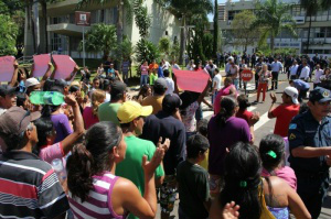 Grupo faz protesto na Prefeitura de Campo Grande. (Foto: Marcos Ermínio)