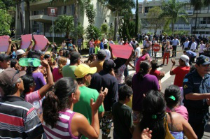 Prefeito quer suspender reintegração e reclama de invasão oportunista Grupo faz protesto na Prefeitura de Campo Grande. (Foto: Marcos Ermínio)