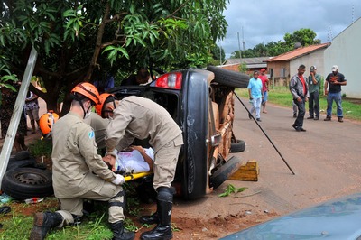 Veículos ficaram parcialmente destruídos - Foto: Valdenir Rezende/Correio do Estado