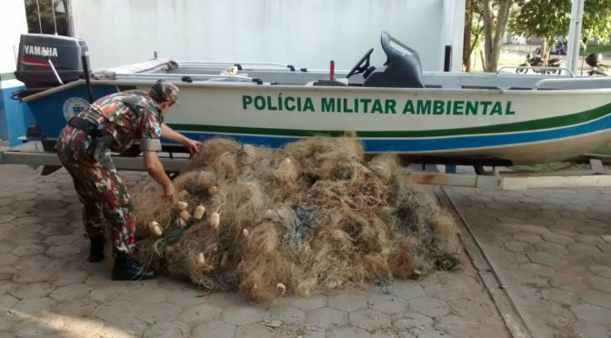 Redes apreendidas durante fiscalização (Foto: PMA)