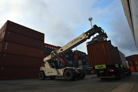 Venda da indústria para o exterior é aposta para Brasil retomar criação de empregos Indústria brasileira deve vender US$ 101,355 bilhões para o exterior, prevê associação que representa o setor exportador. (Hélvio Romero/Estadão Conteúdo/13.06.2012)