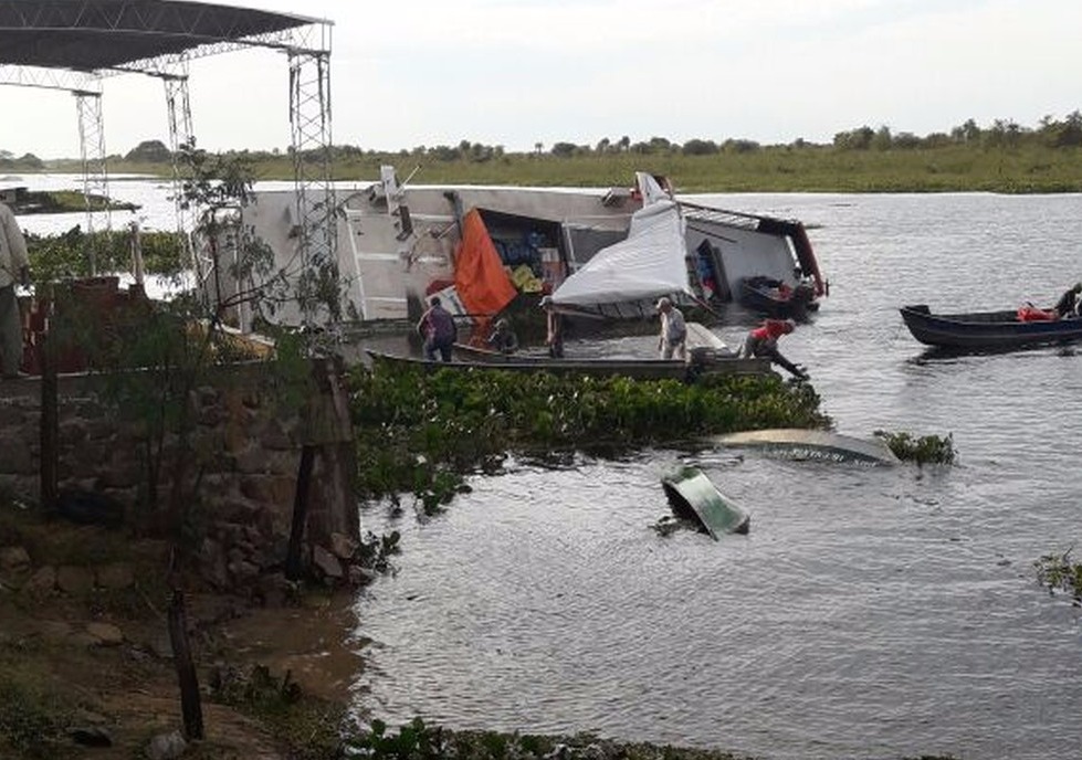 Barco tombou no rio Paraguai; ninguém ficou ferido (Foto: Corpo de Bombeiros/ Divulgação)