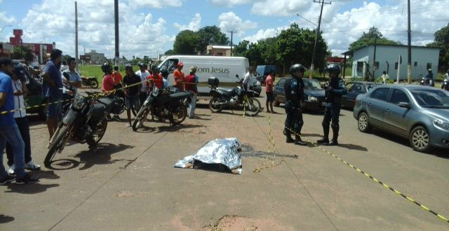 Jovem é morto a facada na área central de Ponta Porã Policias aguardando os trabalhos da Pericia Técnica. (Foto: Poranews)