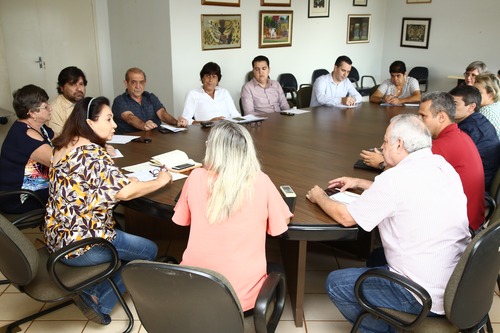 Délia cobra cronograma mensal e pede ações integradas a secretários Fotos – A. Frota
Prefeita Délia Razuk participou, na manhã desta segunda-feira, da primeira reunião com os secretários