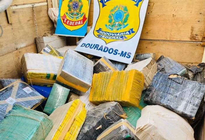 PF e PRF apreendem carreta com 4,6t de maconha escondida em milho