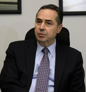 Ministro do STF determina que lei de repasse bilionário às teles retorne ao Senado Barroso concedeu liminar neste sábado. (Agência Brasil)