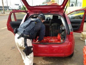 PRF apreende Fiesta abarrotado de tabletes de maconha na BR-463 PRF/Divulgação