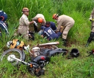 Casal fica ferido na BR-262, após freio de moto travar