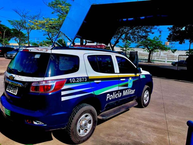 Após ter camionete roubada idoso é resgatado amarrado em árvore Após ter camionete roubada idoso é resgatado amarrado em árvore