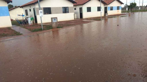 Condomínio popular do Jardim Centro-Oeste alaga com chuva