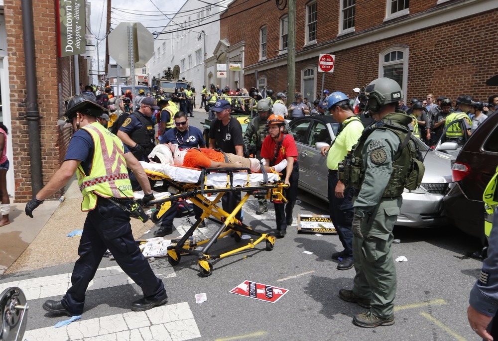 Carro atropela diversas pessoas em Virginia (Foto: AP Photo/Steve Helber)