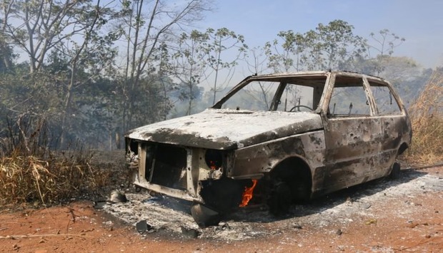 Carro é destruído por fogo que se alastra e atinge matagal (Henrique Arakaki/Midiamax)