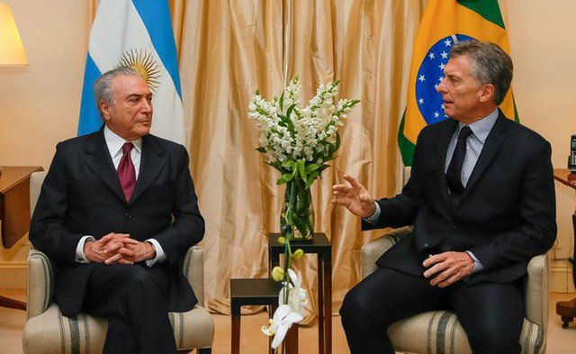 Os presidentes Michel Temer e Mauricio Macri durante encontro na residência oficial da Quinta de Olivos, na Argentina, em outubro de 2016 (Foto: Beto Barata / PR)