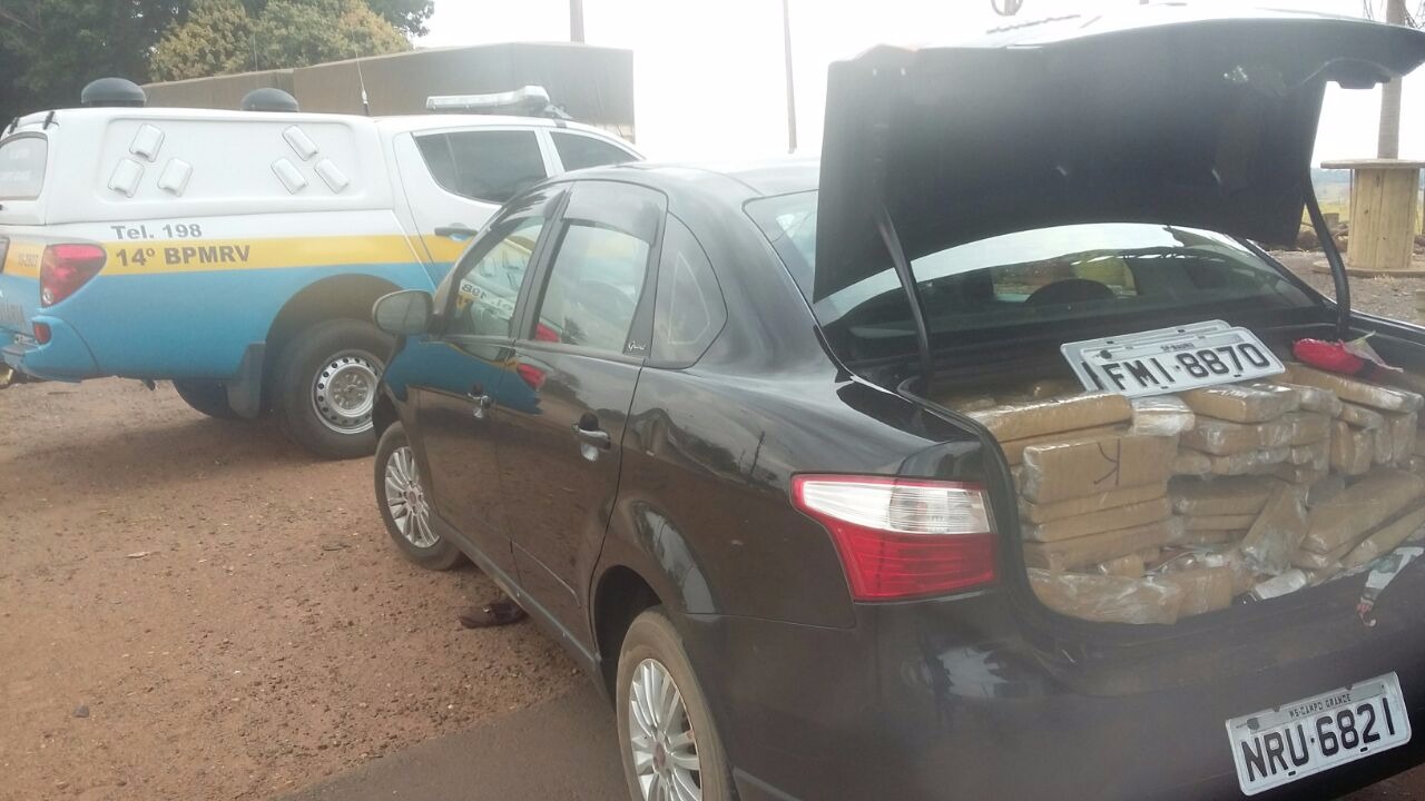 PRE apreende Siena abandonado com 397 quilos de maconha em rodovia