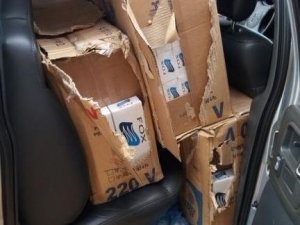 Policial aposentado é preso com cigarros e alho contrabandeados Os cigarros estavam no banco traseiro da caminhonete. Foto: PRF