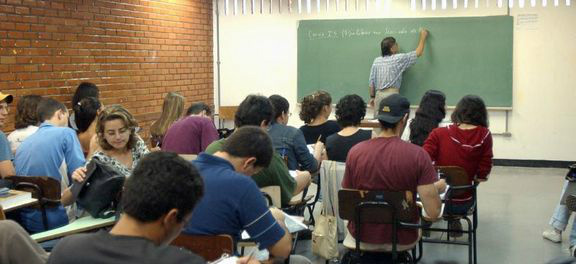 Matrículas no ensino superior crescem 3,8%, taxa inferior à do último censo Matrículas no ensino superior crescem 3,8%, taxa inferior à do último censo