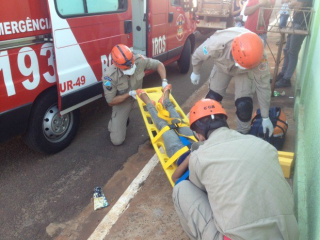 Menina fica ferida em acidente envolvendo motorista sem CNH Criança foi socorrida pelo Corpo de Bombeiros com escoriações nos braços (Foto: Nadyenka Castro/G1 MS)