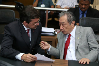 Idosos de MS poderão ter descontos de 50% em renovação de CNH Foto: Roberto Higa AL/MS
A proposta é do deputado Takimoto (direita da foto), que justificou que o prazo de validade da CNH é reduzido a três anos para os idosos