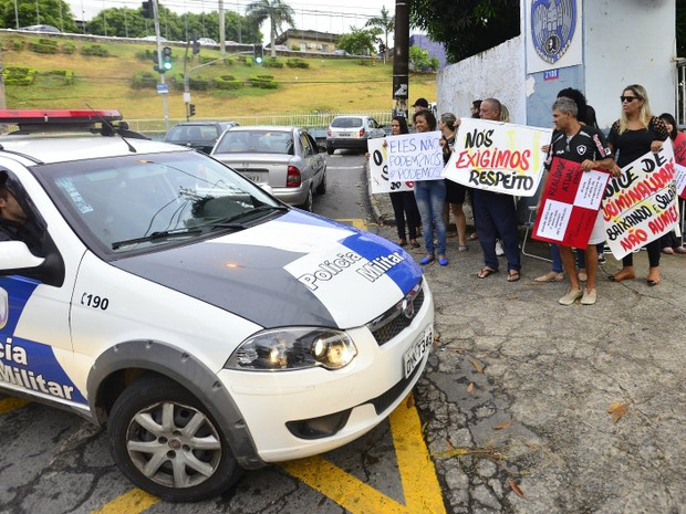 Carros da polícia são impedidos de sair de batalhão (Foto: Bernardo Coutinho / A Gazeta)