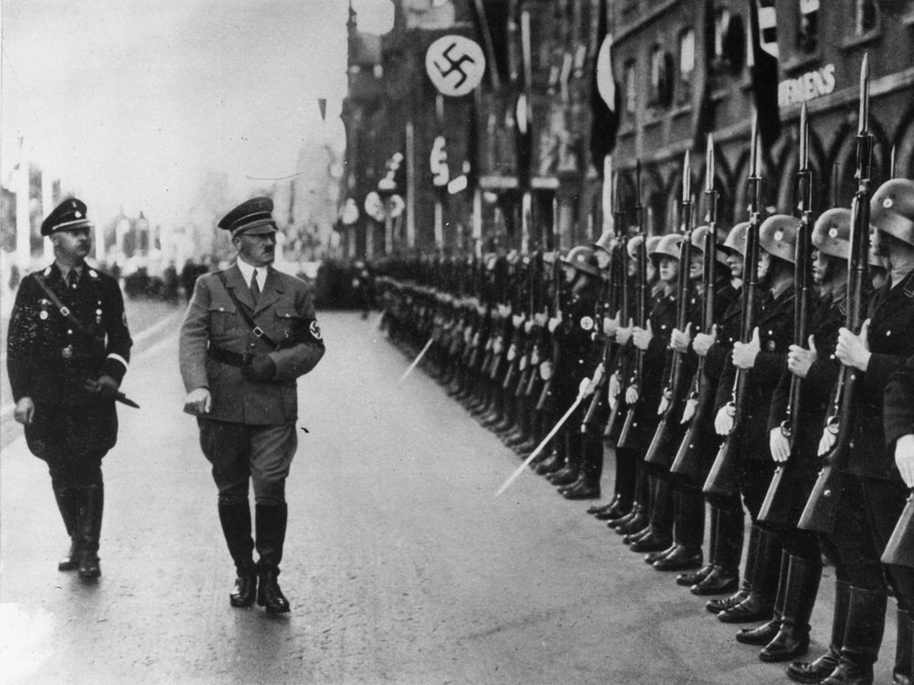 O que aconteceu com os negros alemães durante o nazismo Adolf Hitler e Heinrich Himmler revistam tropas das SS (Foto: Associated Press)