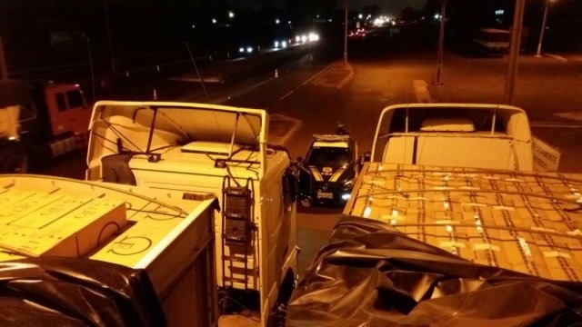 PRF apreende 800 mil maços de cigarro contrabandeados do Paraguai Carretas carregadas de cigarros contrabandeados apreendidas pela PRF. (Foto: Divulgação/Assessoria)